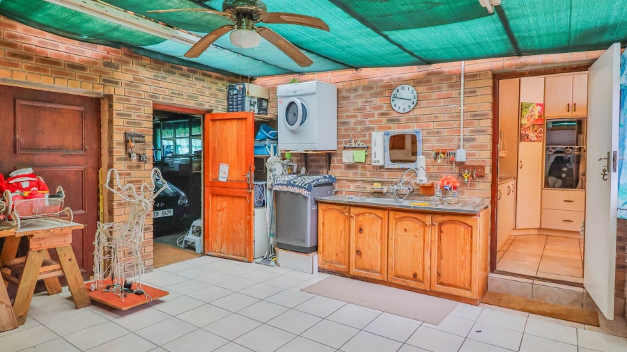 5 Bedroom Property for Sale in Sandbaai Western Cape